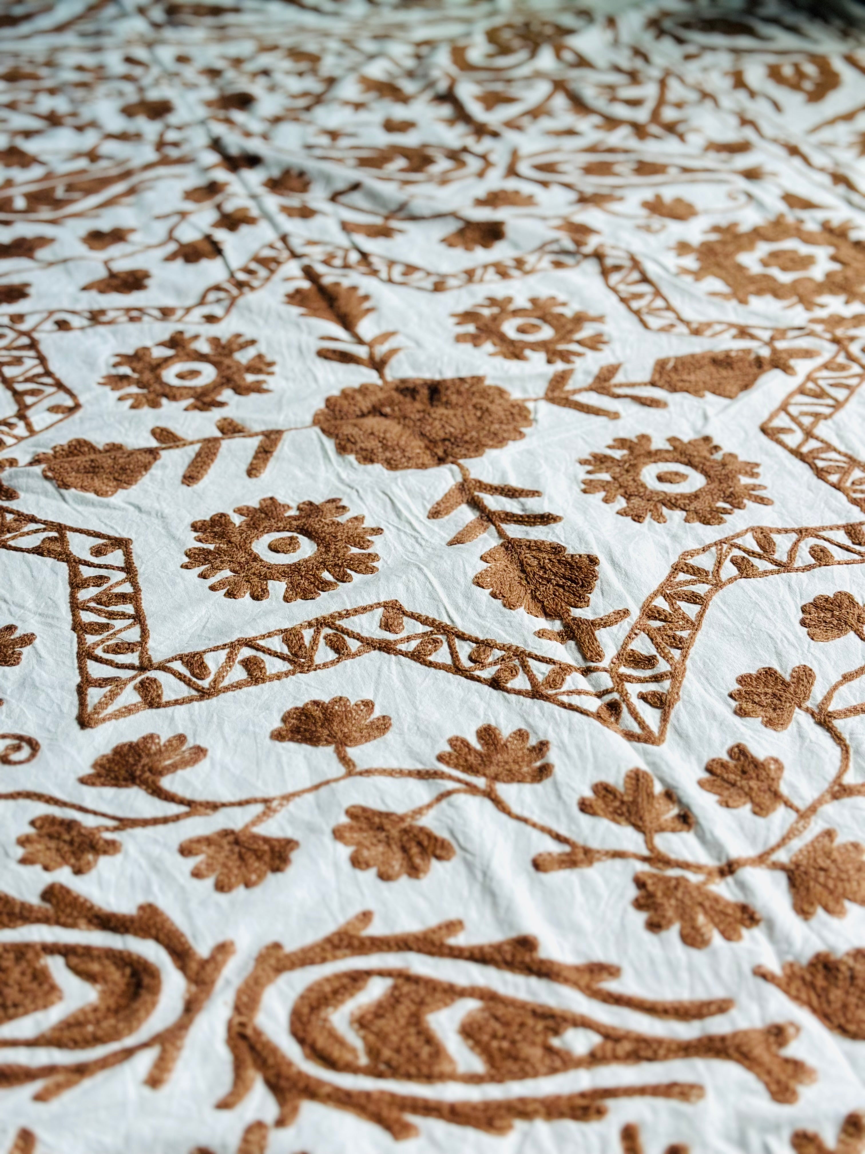 Jeté de lit Suzani en coton brodé à la main motif fougère