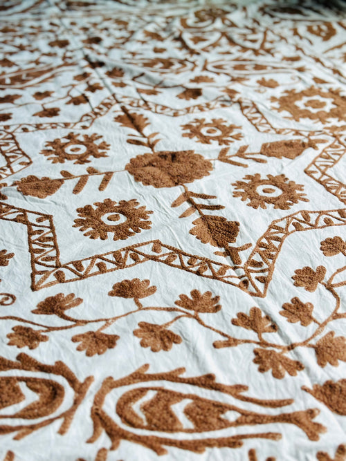 Jeté de lit Suzani en coton brodé à la main motif fougère