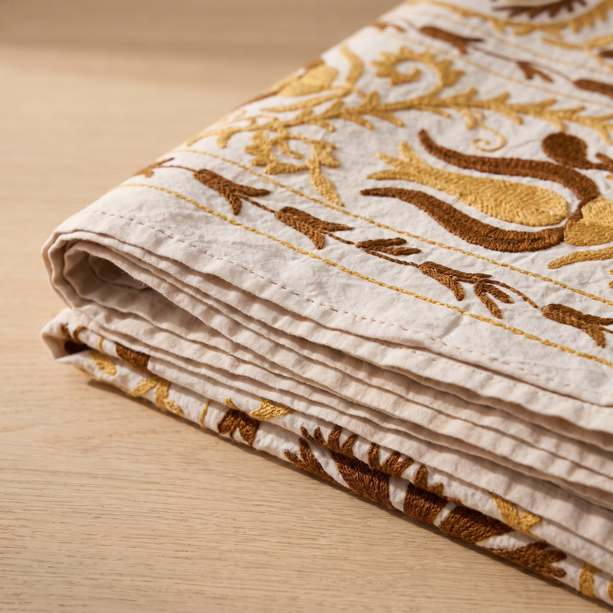 Plaid Suzani en coton brodé main Whispering Dawn