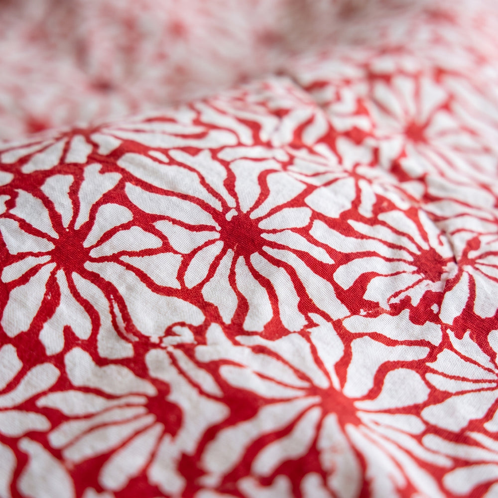 Close detail of the cotton blanket