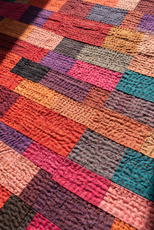 Tapisserie murale en pur coton brodée et patchwork Kantha Rêverie Florale