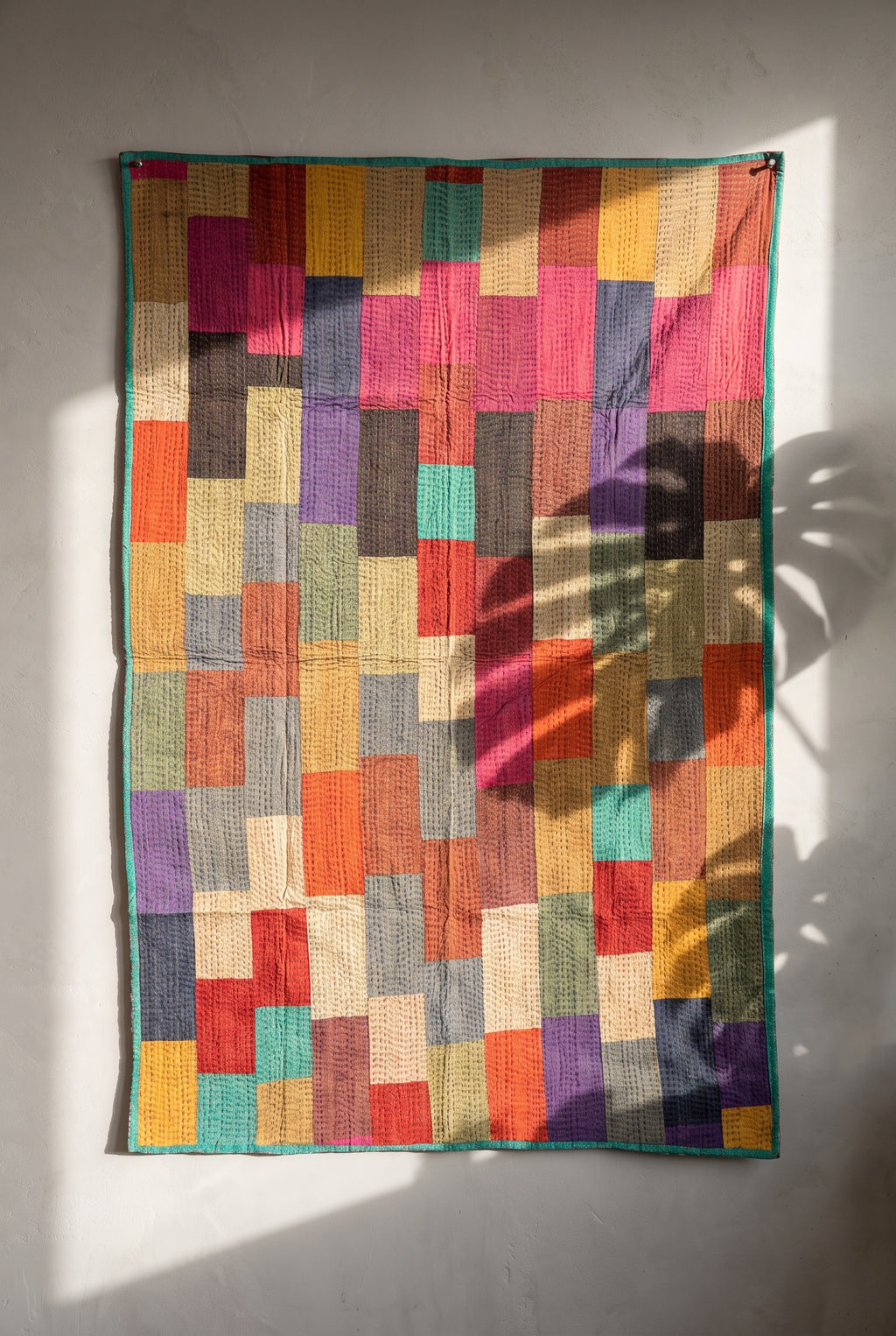Tapisserie murale en pur coton brodée au kantha et patchwork Dawn Keepsake