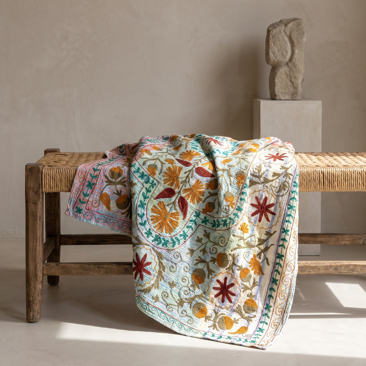 Plaid jeté réversible de luxe vintage Suzani Kantha, modèle Rock Passage