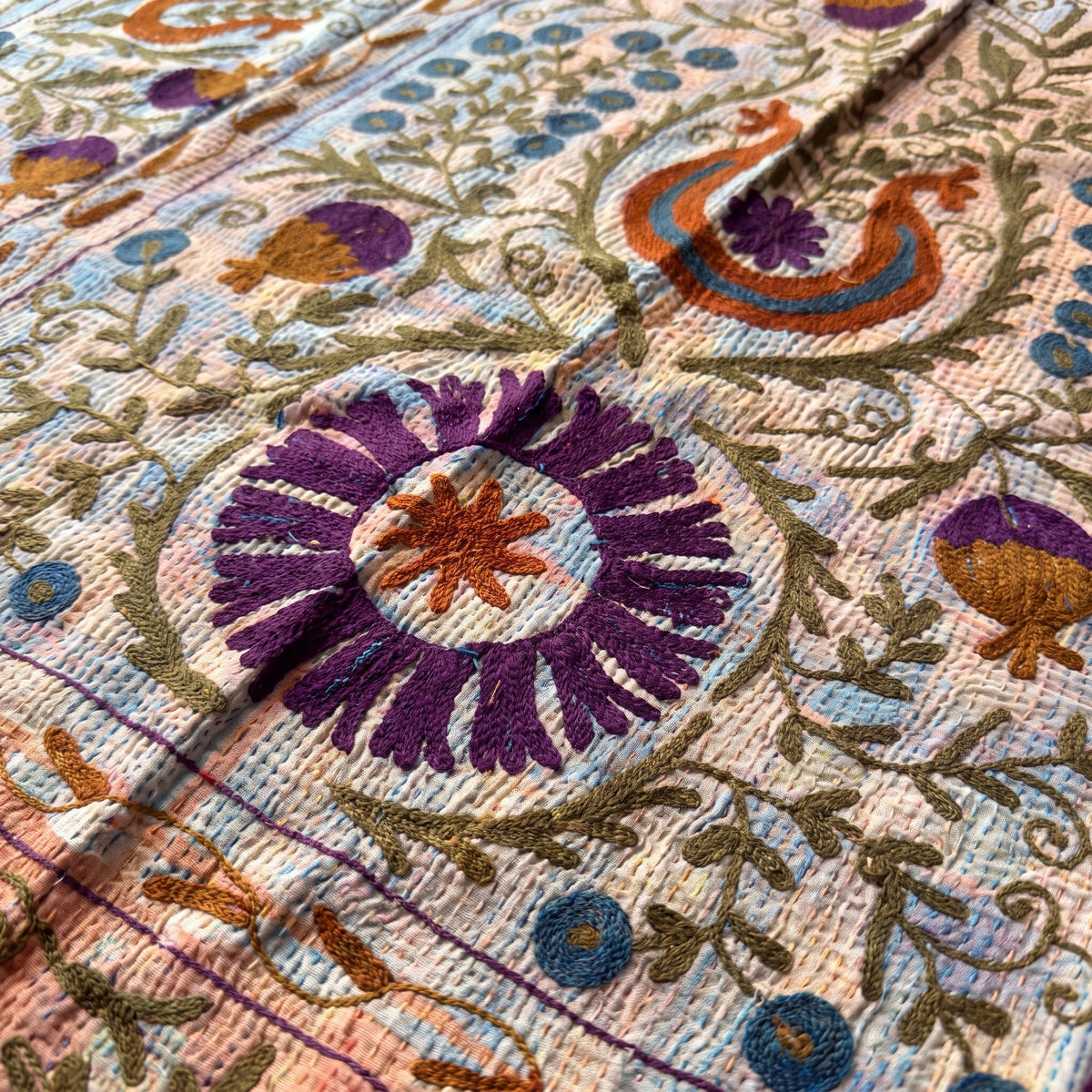Jeté de lit réversible de luxe vintage Bloom Passage, style Suzani Kantha
