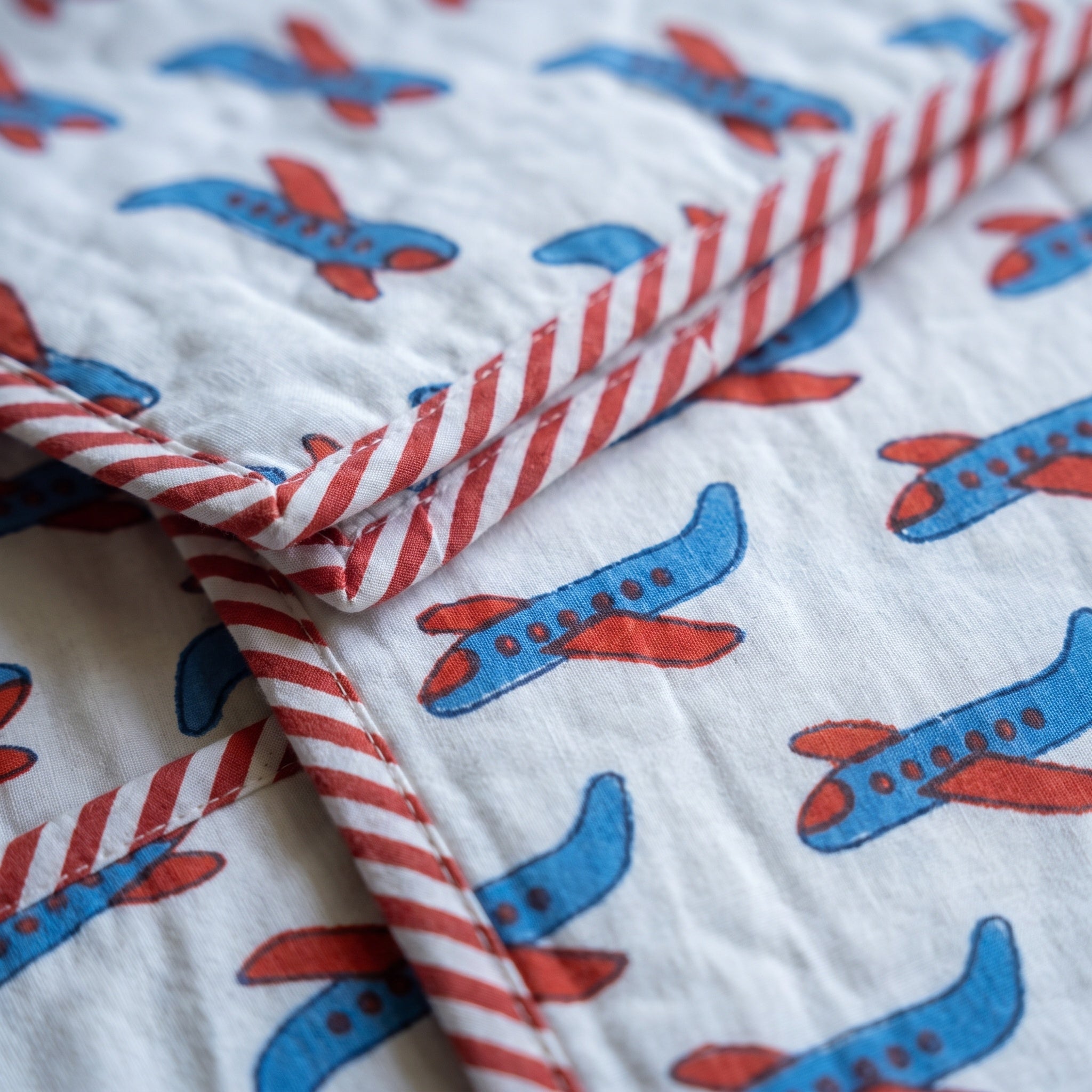 Merveilles volantes - Couverture artisanale pour bébé 100 % coton faite à la main