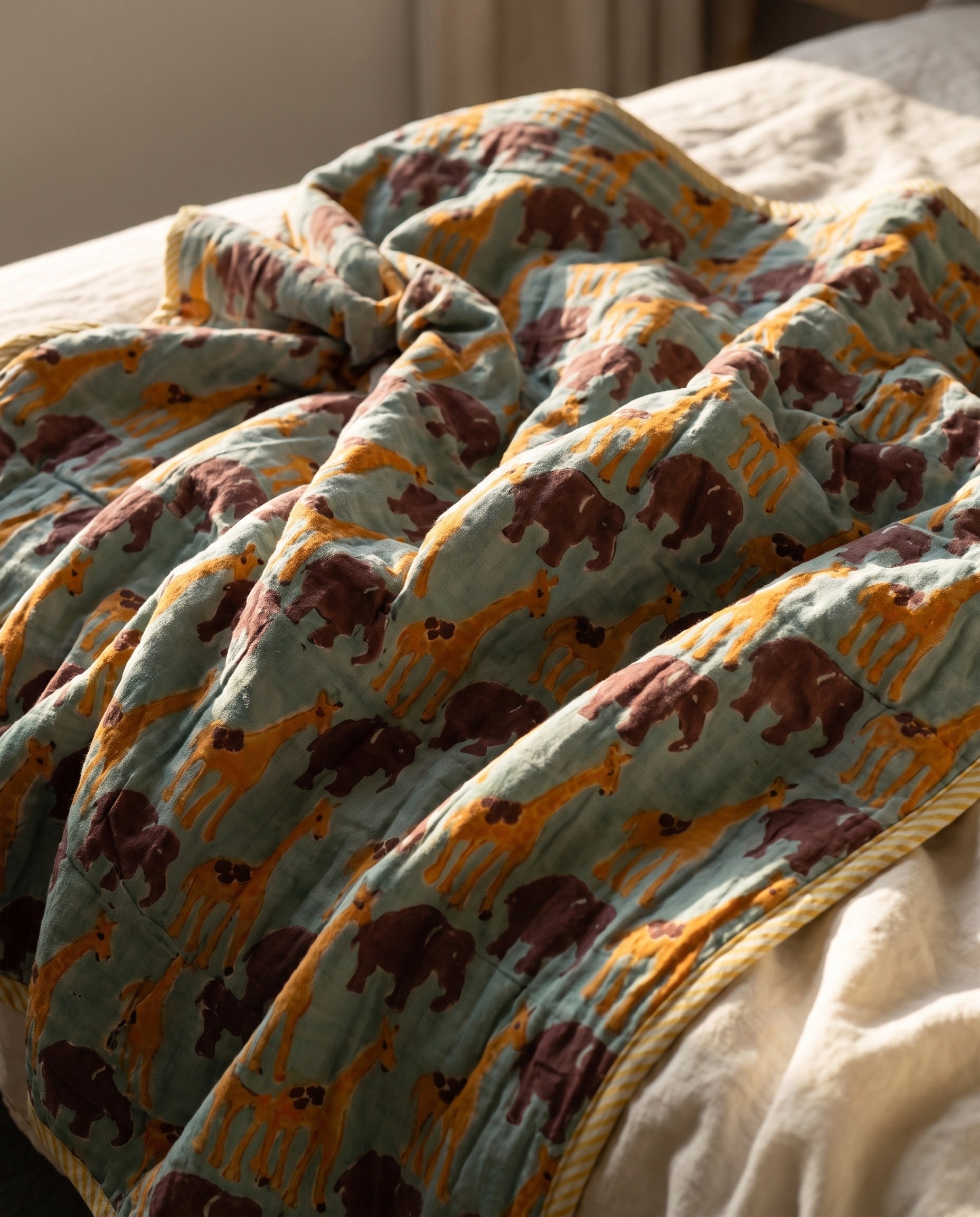 Tippy Toes and Trunks - Couette Artisanale Réversible pour Bébé 100% Coton Faite à la Main