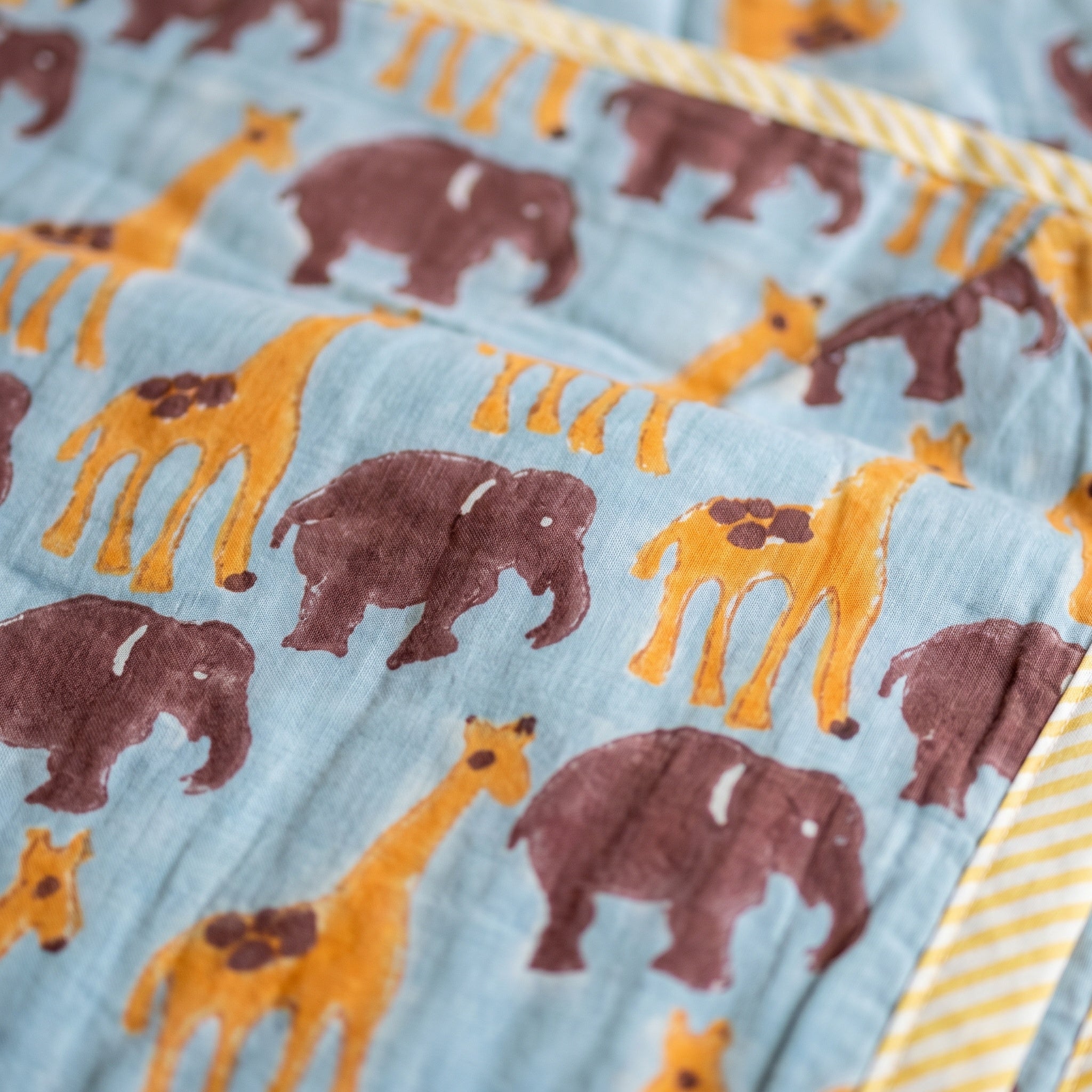 Tippy Toes and Trunks - Couette Artisanale Réversible pour Bébé 100% Coton Faite à la Main
