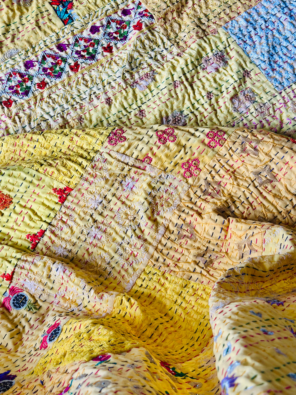 Couvre-lit Kantha KING en patchwork de pavots jaunes