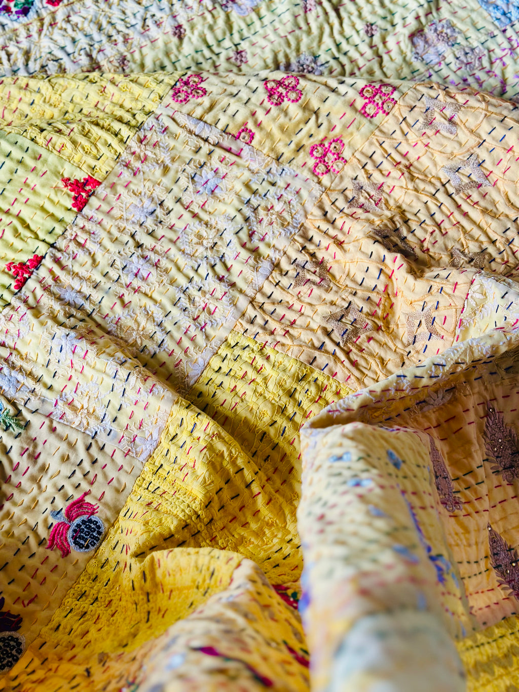 Couvre-lit Kantha KING en patchwork de pavots jaunes