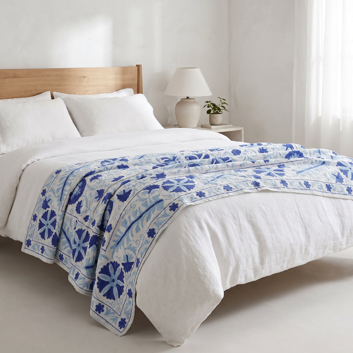 Jeté Suzani en coton brodé main Dew Fern