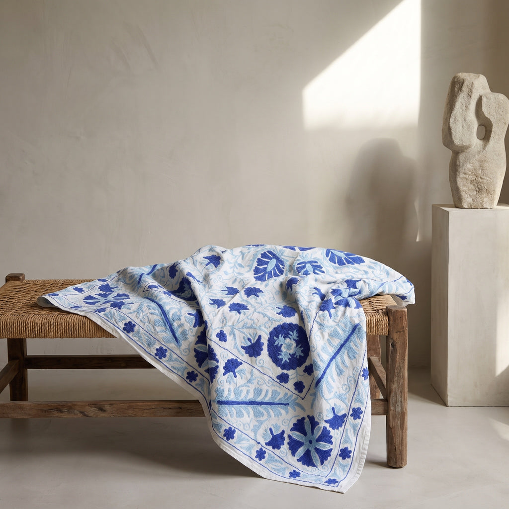 Jeté Suzani en coton brodé main Dew Fern