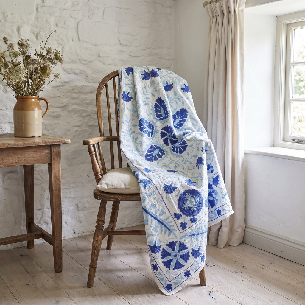 Jeté Suzani en coton brodé main Dew Fern
