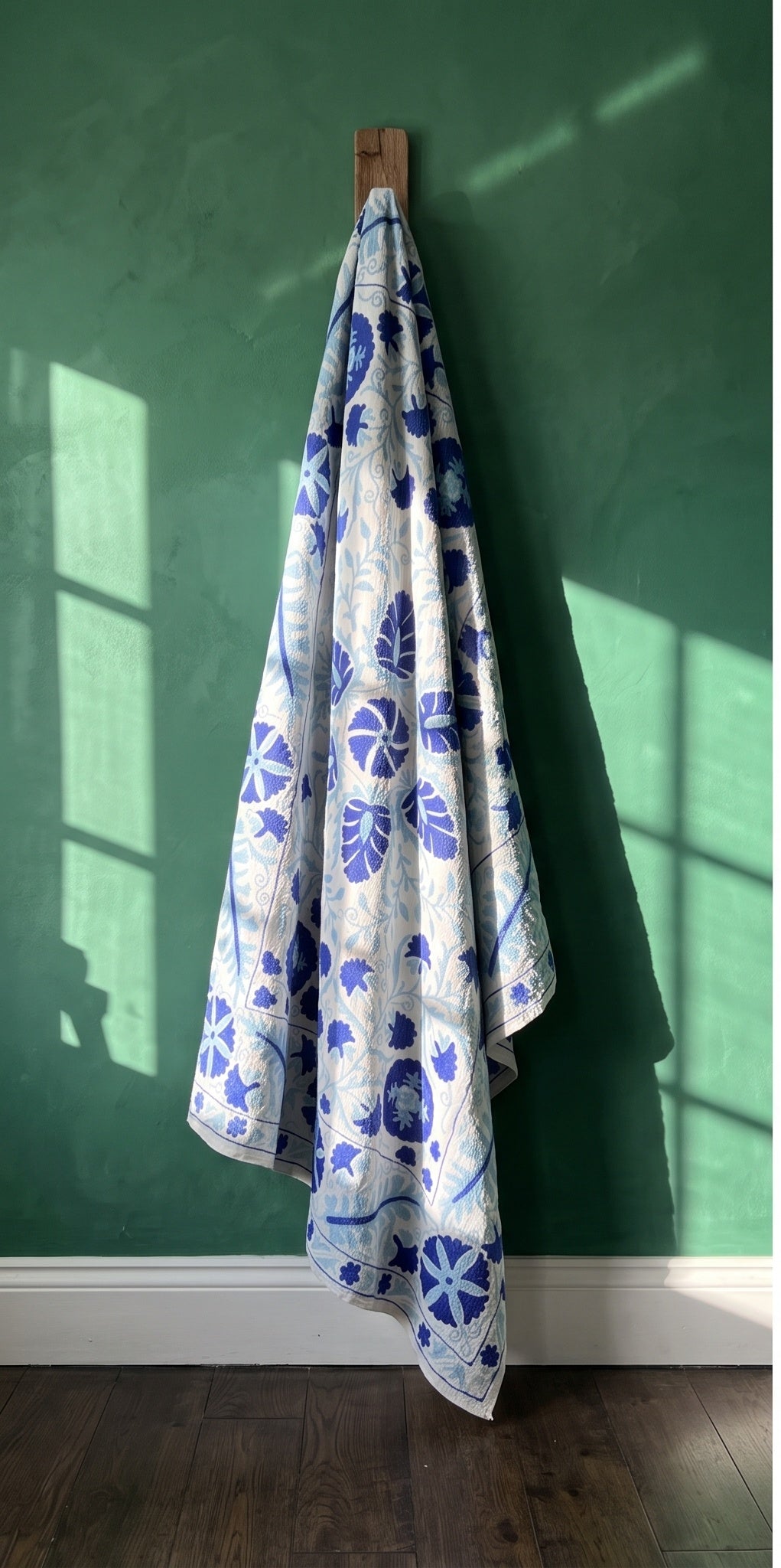 Jeté Suzani en coton brodé main Dew Fern