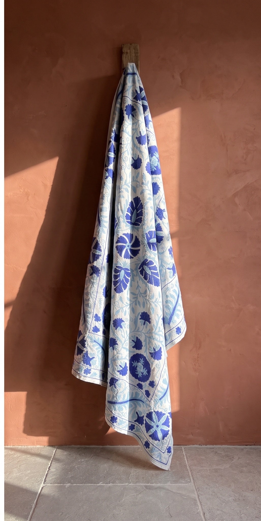 Jeté Suzani en coton brodé main Dew Fern